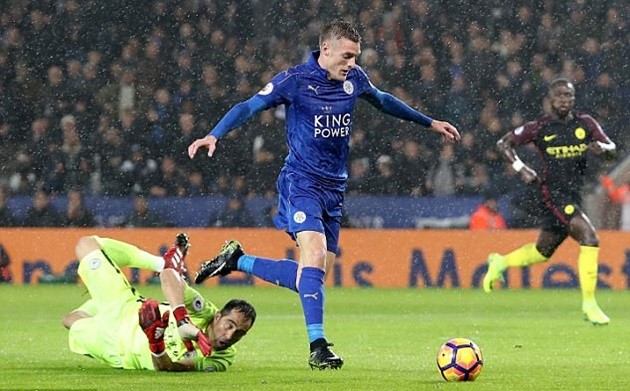 Đá bóng chán chê, sao Man City chuyển sang tập 