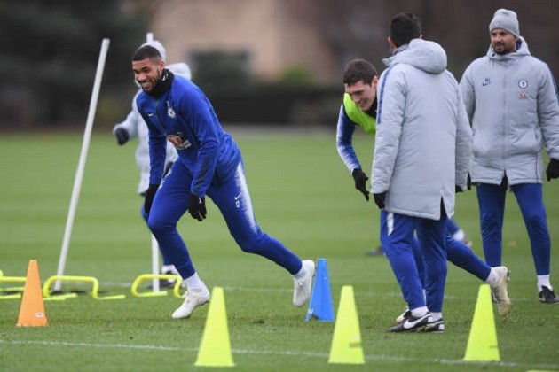Sau siêu phẩm. Giroud vẫn cúi gầm mặt nghe Sarri chỉ giáo - Bóng Đá