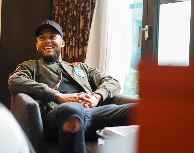 Antonio Conte bảnh bao trong lễ trao giải tại London - Bóng Đá