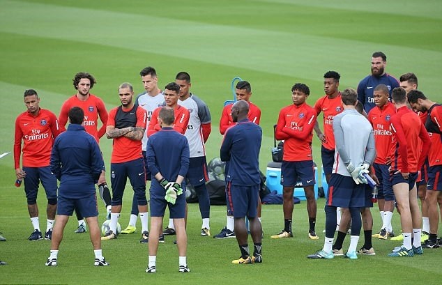 Mbappe leo lên bàn tiệc, phấn khích trổ tài với các đồng đội mới - Bóng Đá