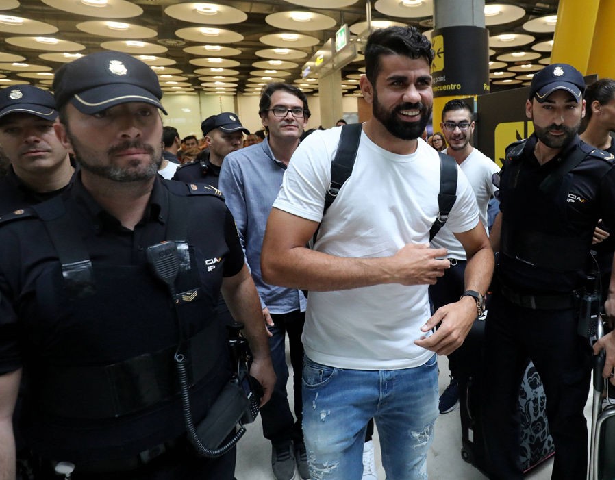 Diego Costa bị phóng viên vây ở Madrid - Bóng Đá