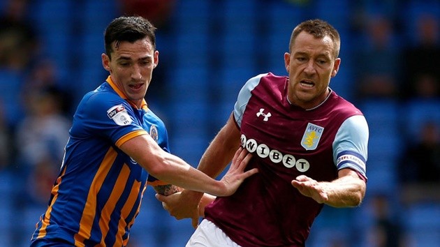 Vượt rào an ninh, fan nhí vào tận sân ôm bằng được Messi - Bóng Đá