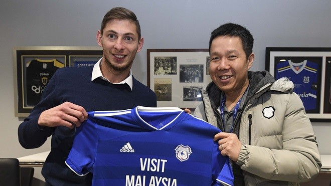 Đồng đội Emiliano Sala rơi lệ khi cảnh sát ra thông báo đáng sợ - Bóng Đá