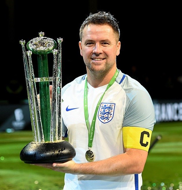 NÓNG: Cựu sao Man Utd ẩu đả ngay trên sóng truyền hình - Bóng Đá