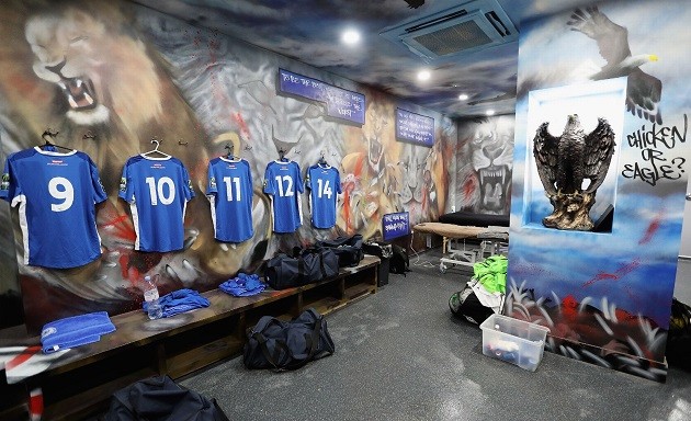 Choáng hợp với phòng thay đồ như bảo tàng nghệ thuật của CLB nghiệp dư Billericay Town  - Bóng Đá