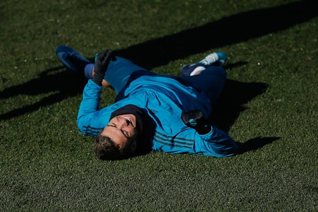 Đồng đội trố mắt nhìn CR7 biễu diễn kĩ thuật  - Bóng Đá