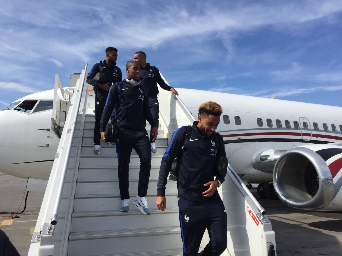 Claude Puel diện vest lịch lãm, chờ nối dài 