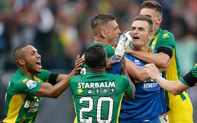 10 thủ môn nổi tiếng vì những bàn thắng vỡ tung cầu trường - Bóng Đá