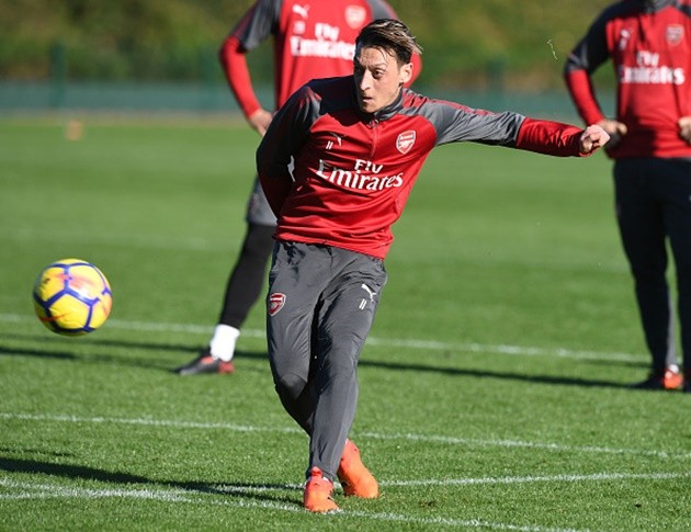 Giroud tập sút hăng say, chờ giây phút 