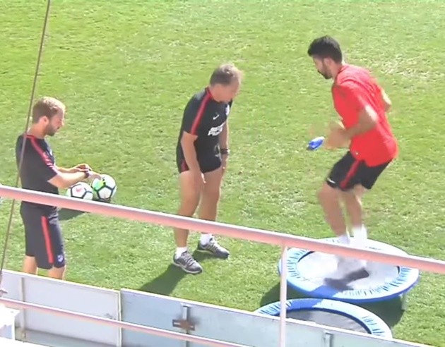 Đồng đội lên tuyển, Diego Costa nốc bia trong ngày sinh nhật buồn - Bóng Đá