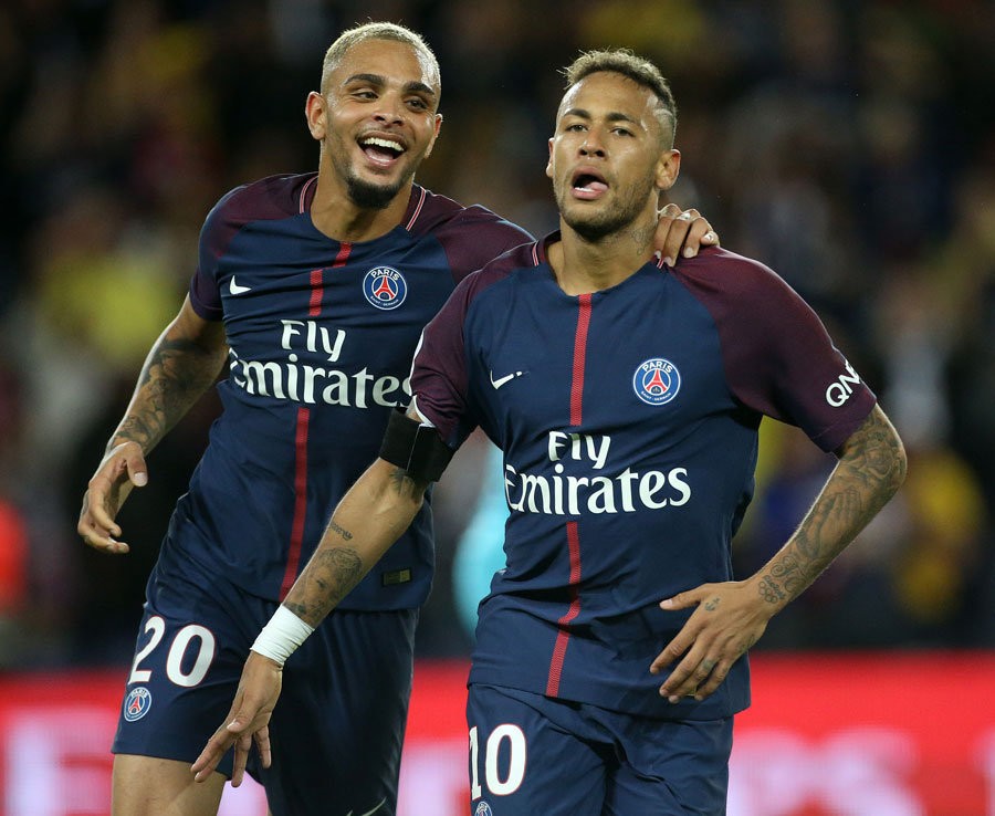 Những hình ảnh lung linh của Kylian Mbappe trên đường phố Paris - Bóng Đá