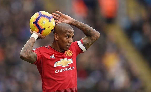 Man Utd gia hạn Young, Herrera - Bóng Đá