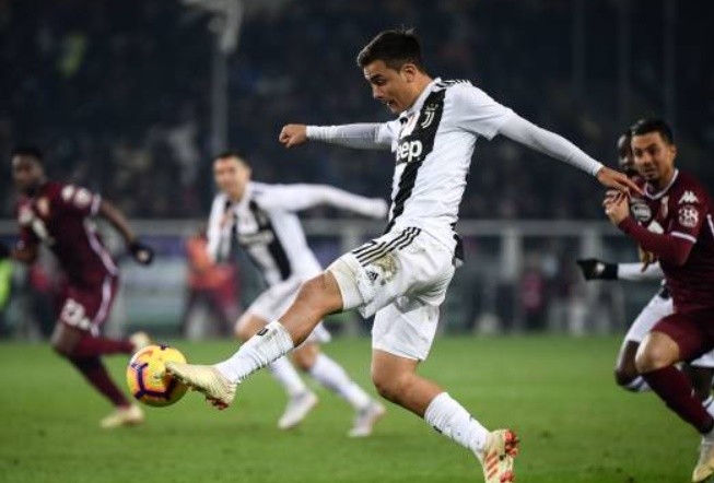 Chọc tức thủ môn đối phương, Ronaldo mỉm cười nhận thẻ - Bóng Đá