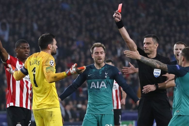 Đây, điều Hugo Lloris đã làm sau tấm thẻ đỏ trong trận hòa PSV - Bóng Đá
