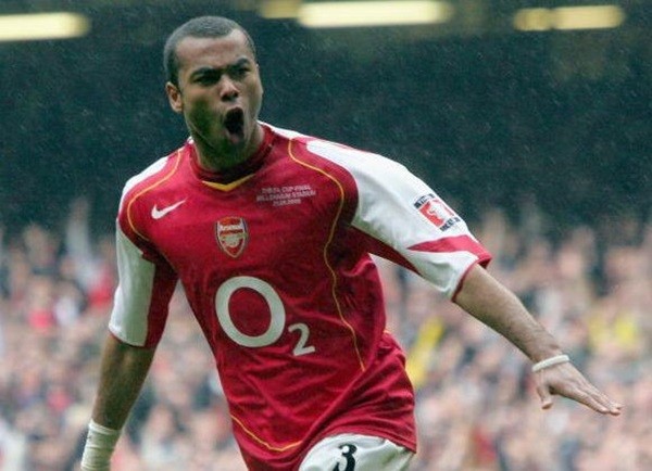 Ashley Cole thừa nhận 'ngây thơ và ngu xuẩn' khi rời Arsenal - Bóng Đá