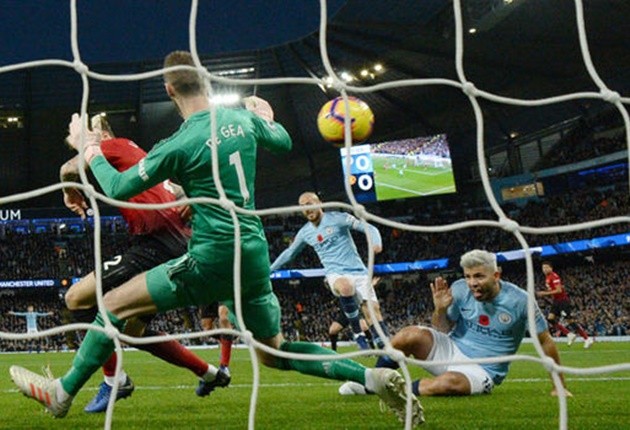 'Cậu ta đáng lý phải bị đuổi trong hiệp 1' - Bóng Đá