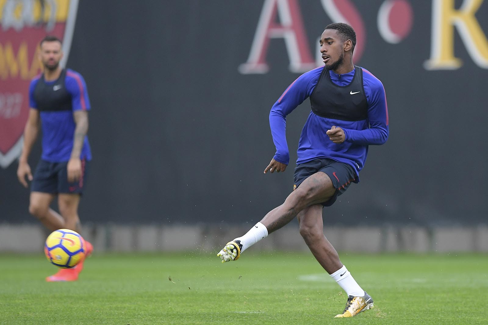 Roma tập luyện ở mặt sân như 'mặt ruộng' - Bóng Đá