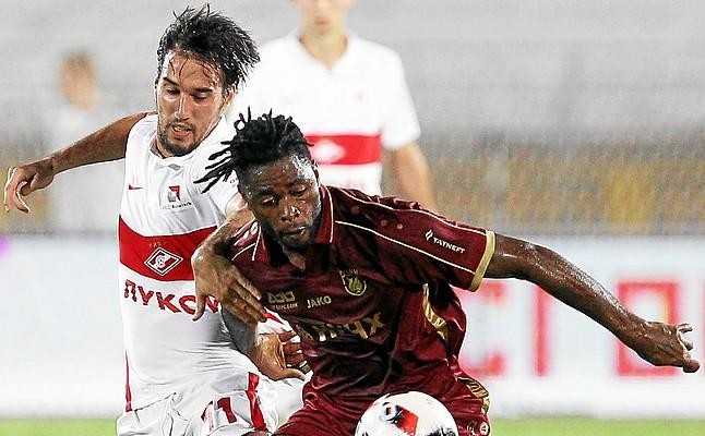 Cựu sao Arsenal 'trốn' tại sân tập vì... cạn tiền - Bóng Đá