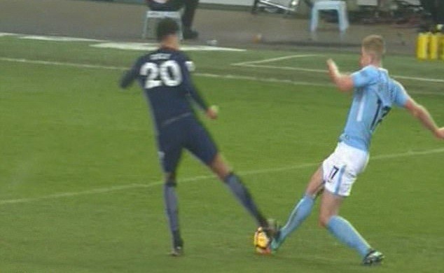 Triệt hạ De Bruyne, Dele Alli đáng bị đuổi khỏi sân? - Bóng Đá