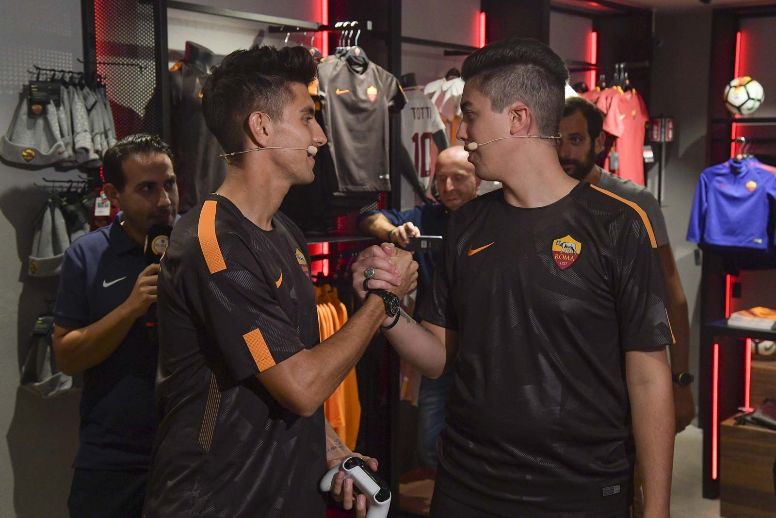 Sao Roma chiến FIFA cùng tuyển thủ esport - Bóng Đá