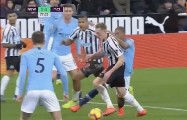 'Đó là 1 pha phạm lỗi rõ ràng' - Bóng Đá