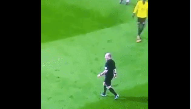 Tại sao NHM Arsenal lại 'ghét cay ghét đắng' Mike Dean? - Bóng Đá