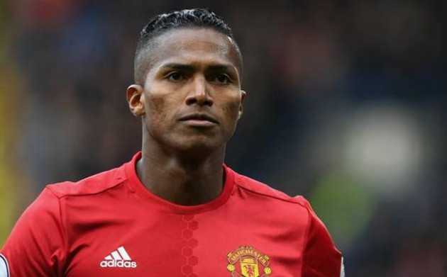 Vì sao Solskjaer bất ngờ chọn Valencia thay Young ở trận gặp Newcastle? - Bóng Đá
