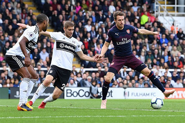 Emery bị ném đá vì bình luận với Ramsey - Bóng Đá