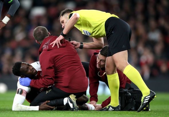 guendouzi quẫn trí khi welbeck chấn thương - Bóng Đá
