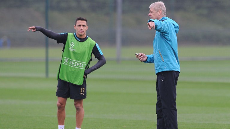 Sốc: Sanchez không thèm bắt tay Wenger trên sân tập - Bóng Đá