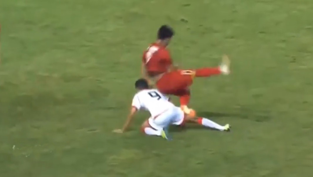 CẬN CẢNH: Văn Thanh bị cầu thủ U23 Bahrain đạp gầm giày thô bạo - Bóng Đá