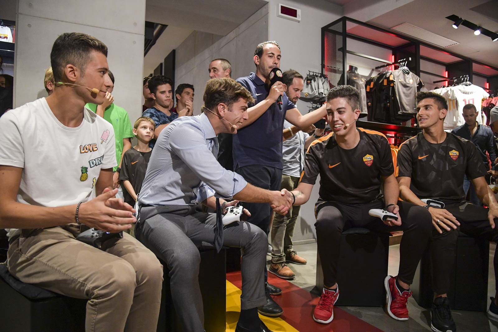 Sao Roma chiến FIFA cùng tuyển thủ esport - Bóng Đá