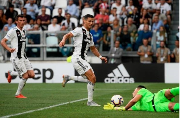 Ronaldo cười khó hiểu khi đồng đội ghi bàn - Bóng Đá