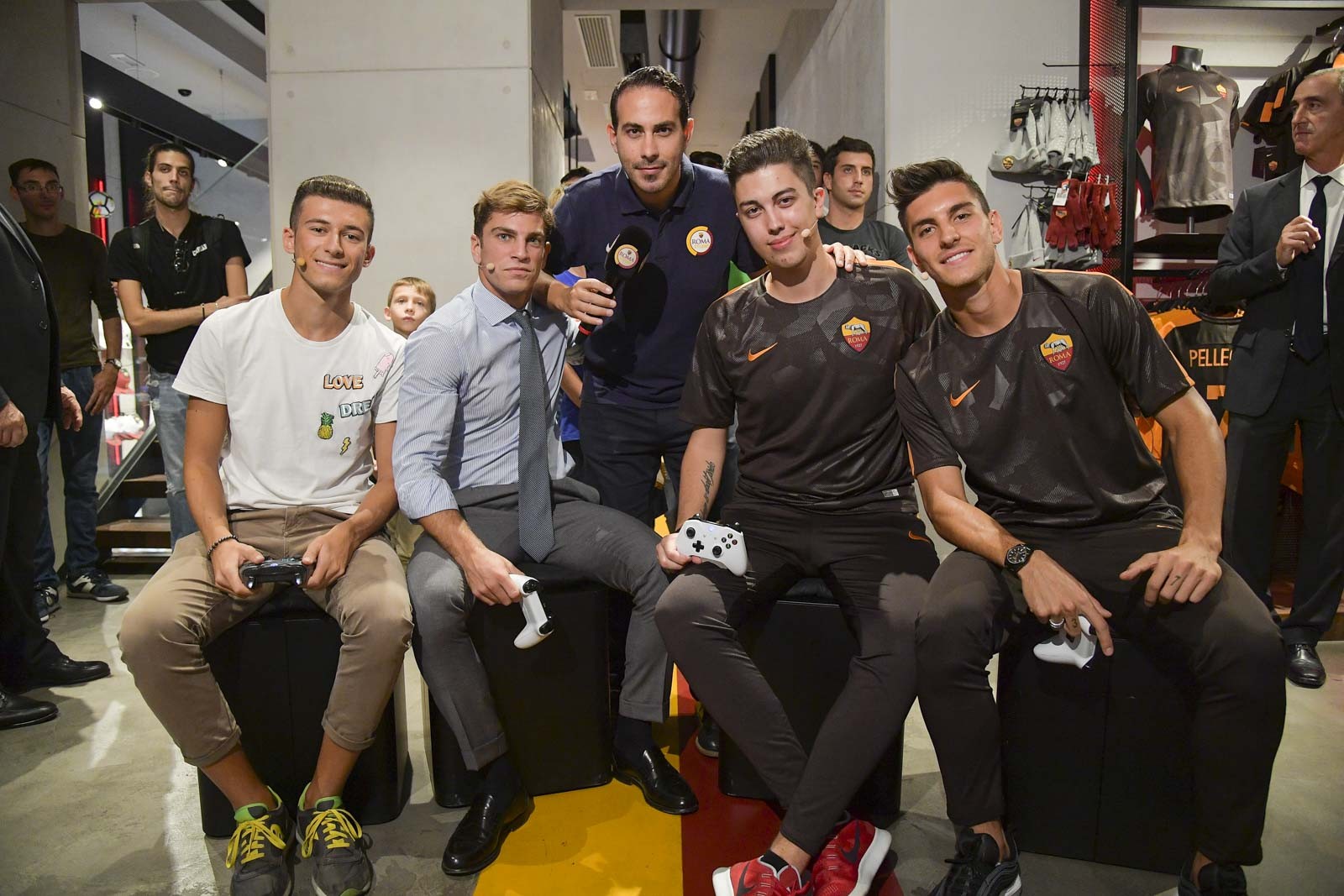 Sao Roma chiến FIFA cùng tuyển thủ esport - Bóng Đá