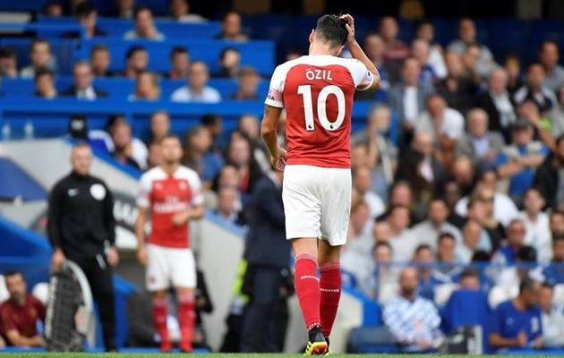 SỐC: Ozil bị loại khỏi đội hình Arsenal vì 