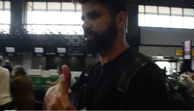 Diego Costa rạng ngời ở sân bay, sẵn sàng 