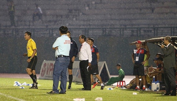 Pha 'bẻ còi' của trọng tài Trần Văn Lập nằm ngoài sách luật - Bóng Đá