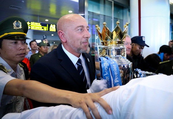 Bầu Hiển nâng cúp Ngoại hạng Anh, hẹn Man City trở lại Việt Nam - Bóng Đá
