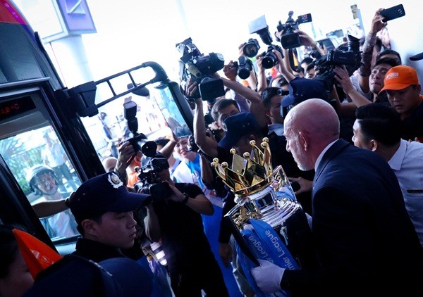 Bầu Hiển nâng cúp Ngoại hạng Anh, hẹn Man City trở lại Việt Nam - Bóng Đá