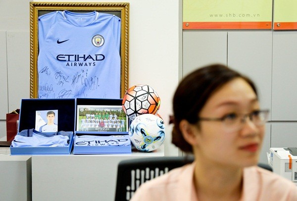 Bầu Hiển nâng cúp Ngoại hạng Anh, hẹn Man City trở lại Việt Nam - Bóng Đá