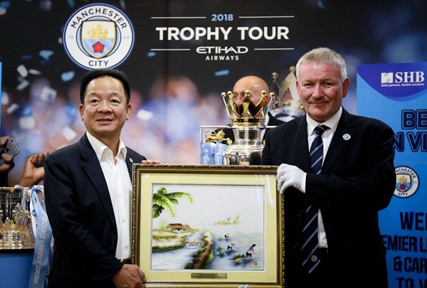 Bầu Hiển nâng cúp Ngoại hạng Anh, hẹn Man City trở lại Việt Nam - Bóng Đá