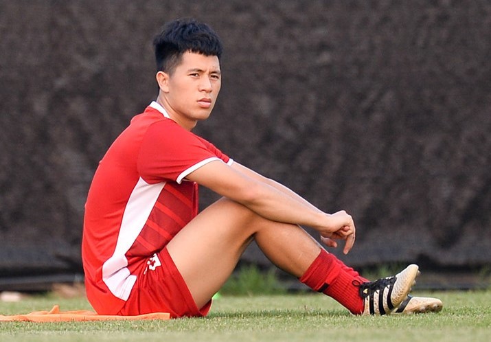 Đình Trọng chê mặt sân tập Lào như...bê tông - Bóng Đá