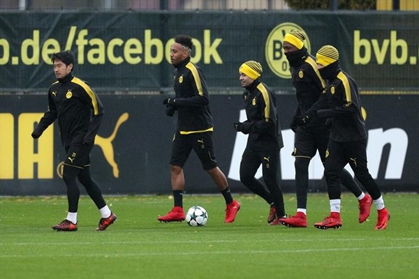 Trình làng tóc mới, Aubameyang 'quẩy' cực sung trên sân tập0 - Bóng Đá