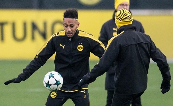 Trình làng tóc mới, Aubameyang 'quẩy' cực sung trên sân tập0 - Bóng Đá