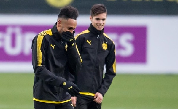 Trình làng tóc mới, Aubameyang 'quẩy' cực sung trên sân tập0 - Bóng Đá