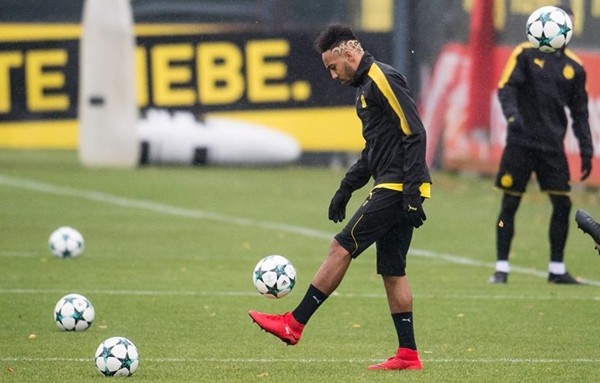 Trình làng tóc mới, Aubameyang 'quẩy' cực sung trên sân tập0 - Bóng Đá