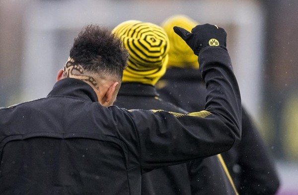 Trình làng tóc mới, Aubameyang 'quẩy' cực sung trên sân tập0 - Bóng Đá