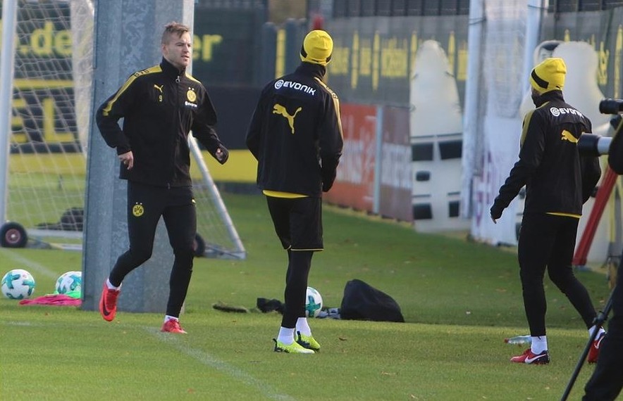 Reus chạy ngoài đường pitch, hướng anh nhìn về phía đồng đội - Bóng Đá