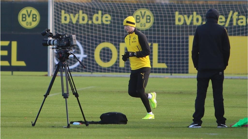 Reus chạy ngoài đường pitch, hướng anh nhìn về phía đồng đội - Bóng Đá