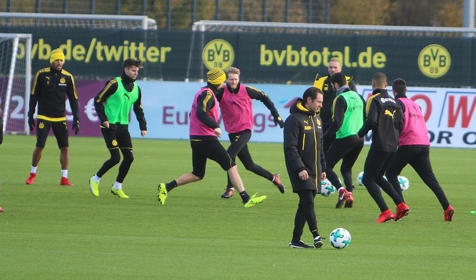 Reus chạy ngoài đường pitch, hướng anh nhìn về phía đồng đội - Bóng Đá